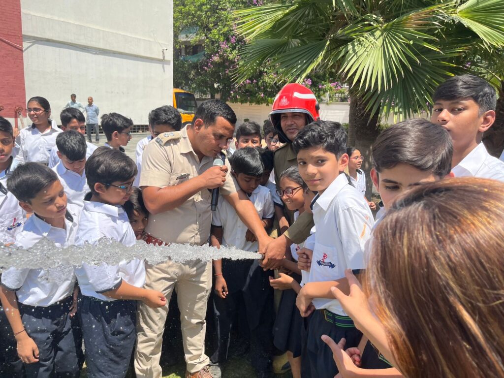 Vijay Dahiya, Fire Officer giving practica Firesafety training to school childrens in Delhi